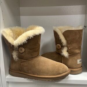 🔥🔥 UGG women Bailey Button boots size 6